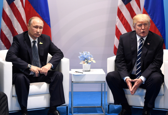 주요20개국(G20) 정상회의 첫날인 7일(현지시간) 도널드 트럼프(오른쪽) 미국 대통령과 블라디미르 푸틴 러시아 대통령이 독일 함부르크 행사장에서 만나 정상회담을 하고 있다. 지난 미 대선에 러시아가 개입했다는 이른바 ‘러시아 커넥션’ 수사가 진행되고 있는데다 북한의 핵·미사일 실험에 대한 양국 입장이 엇갈린 탓에 두 정상의 만남은 이번 G20 회의 중 최대 이벤트로 주목받아 왔다. /함부르크=AFP연합뉴스