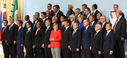 문재인(앞줄 오른쪽) 대통령을 비롯한 G20 각국 정상들이 7일 오후(현지시간) 주요 20개국(G20) 정상회의가 열리는 독일 함부르크 메세에서 기념촬영을 하고 있다. /연합뉴스