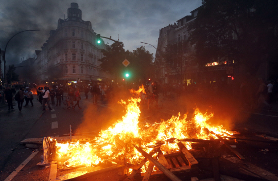 주요 20개국(G20) 정상회의가 개막한 독일 함부르크에서 7일(현지시간) 격렬한 반대 시위가 벌어지고 있는 가운데 바리케이드가 불타고 있다. /AP=연합뉴스