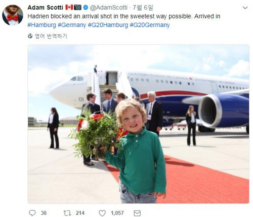 환영 꽃다발을 들고 포즈를 취하는 아드리앙/사진=캐나다 총리실 촬영기자 트위터 캡처