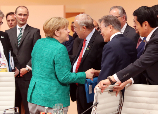 문재인 대통령이 지난 8일 오후 (현지시간) 독일 함부르크 메세에서 열린 G20 정상회의 세션4 일정을 마친 뒤 나오며 독일 앙겔라 메르켈 총리와 인사하고 있다./청와대 제공