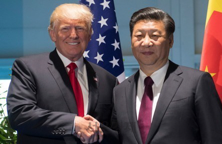 8일(현지시간) 도널드 트럼프 미국 대통령(왼쪽)과 시진핑 중국 국가주석(오른쪽)이 독일 함부르크에서 정상회담을 갖기 전 악수하고 있다. /AFP=연합뉴스