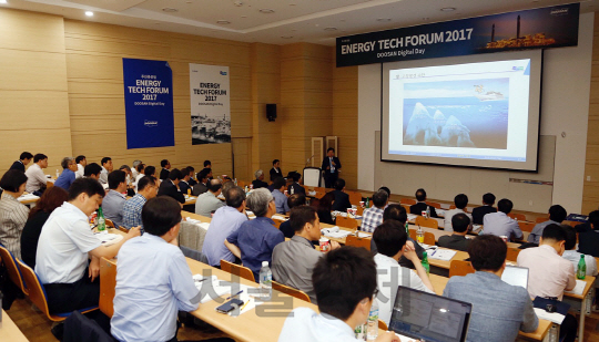 9일 서울 흑석동 중앙대에서 열린 ‘두산중공업 에너지 테크 포럼 2017’에서 참석자들이 빅데이터와 인공지능, 사물인터넷 등 ‘인더스트리 4.0’ 기술 발전을 적용한 연구 성과를 공유하고 있다./사진제공=두산중공업