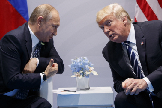 블라디미르 푸틴(왼쪽) 러시아 대통령과 도널드 트럼프 미국 대통령이 지난 7일(현지시간) 주요20개국(G20) 정상회의 개최지인 독일 함부르크에서 첫 정상회담을 열어 긴밀히 대화하고 있다.   /함부르크=AP연합뉴스