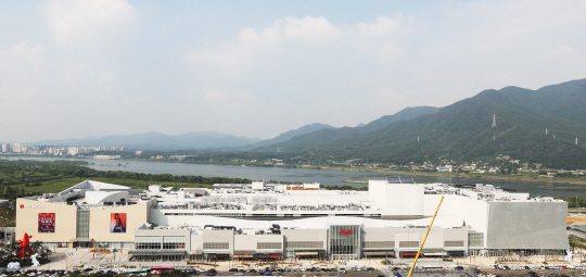 지난해 9월 문을 연 경기도 하남시 스타필드 하남 전경. 축구장 70개에 달하는 연면적 46만㎡, 부지면적 11만8,000㎡로 국내 최대규모다.  　 /연합뉴스