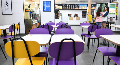 9일 서울시청 인근에 있는 한 패스트푸드 매장이 한산한 모습을 보이고 있다. 일명 ‘햄버거 병’ 파문이 확산되면서 햄버거 매장을 찾는 고객이 눈에 띄게 줄어들고 있다. /송은석기자