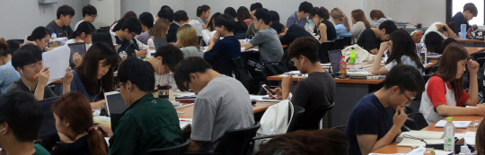 여름방학임에도 불구하고 대학 도서관은 학업과 취업을 준비하는 학생들로 붐비고 있다. /연합뉴스