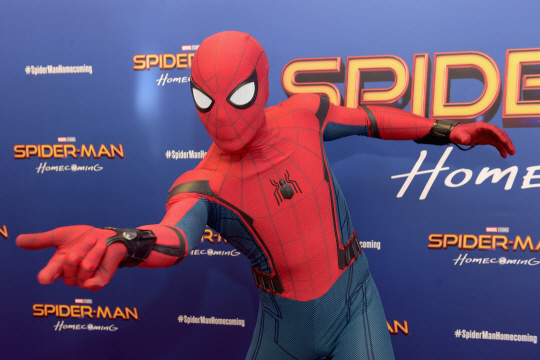 지난달 26일(현지시간) 미국 뉴욕에서 열린 영화 ‘스파이더맨: 홈커밍’ 첫 시사회에 참석한 스파이더맨이 거미줄을 날리는 포즈를 하고 있다. /뉴욕=AFP연합뉴스