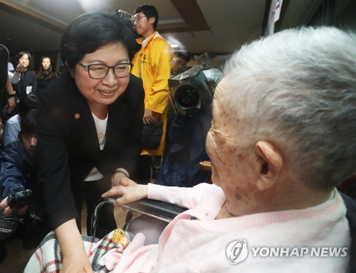 일본군 위안부 피해 할머니를 만난 정현백 장관 /연합뉴스