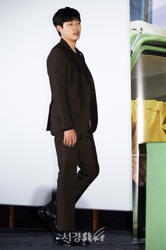 배우 류준열이 10일 오후 서울 강남구 메가박스 코엑스에서 열린 영화 ‘택시운전사(감독 장훈)’ 언론시사회에 참석하고 있다.