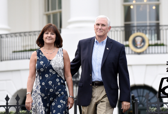 마이크 펜스(오른쪽) 미국 부통령과 그의 아내 캐런 펜스/워싱턴DC=UPI연합뉴스