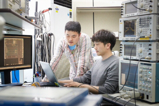 김재환(왼쪽) UGS융합연구단 선임연구원과 서영호 선임연구원이 무선통신을 이용해 지하의 싱크홀을 보며 기술을 적용해 보고 있다. /사진제공=UGS융합연구단