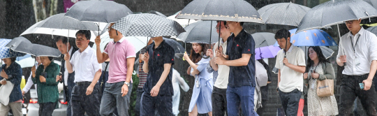 장마전선의 영향으로 수도권지역에 호우주의보가 내린 10일 서울 세종로 인근에서 시민들이 우산을 쓰고 걸어가고 있다./서울경제DB