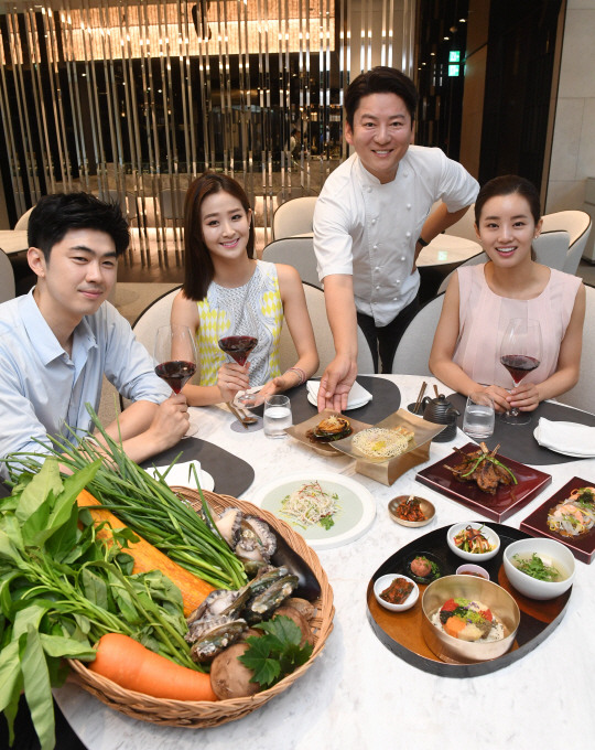 강레오(오른쪽 두번째) 반얀트리 F&B총괄디렉터가 10일 ‘페스타 다이닝’의 퓨전 한식 요리를 소개하고 있다./권욱기자