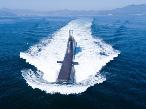 1천800t급 잠수함 ‘유관순함’, 해군에 인도…12월 실전배치