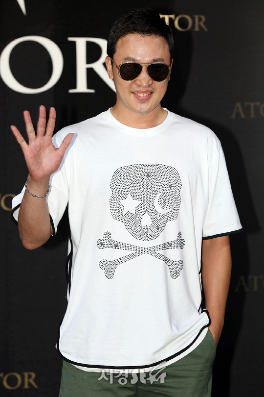 김승현이 10일 오후 서울 강남구 청담동 카페에서 진행된 한 아이웨어 브랜드 런칭 이벤트 행사에 참석해 포토타임을 갖고 있다.