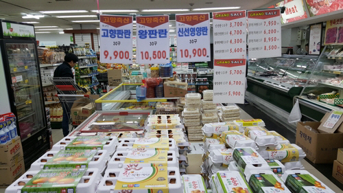 태국산 계란 수입 조치에도 계란값은 좀 처럼 내려가지 않고 있다./연합뉴스