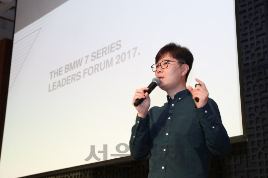 소설가 김영하 작가가 부산 파크하얏트 호텔에서 10일 진행된 ‘BMW 엑설런스 클럽’ 회원 초청 행사에서 강연을 하고 있다./사진제공=BMW 코리아