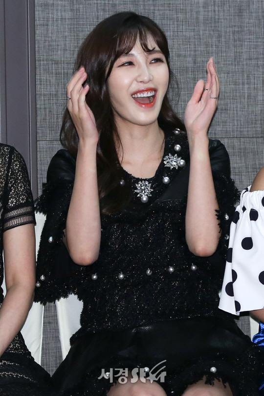 가수 전효성이 11일 오전 서울 마포구 아만티호텔 서울 그랜드볼룸에서 열린 MBC 에브리원 ‘비디오스타’ 1주년 기념 기자간담회 참석하고 있다.