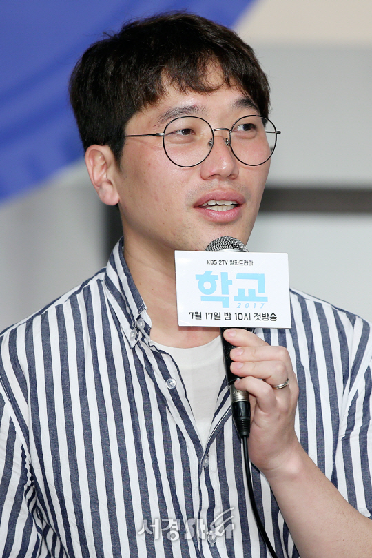 박진석 PD가 11일 오후 서울 영등포구 타임스퀘어 아모리스홀에서 열린 KBS2 ‘학교 2017’ 제작발표회에 참석하고 있다.