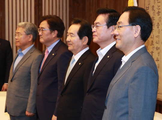 10일 국회에서 정세균 국회의장과 교섭단체 원내대표들 회동이 만나는 모습./연합뉴스