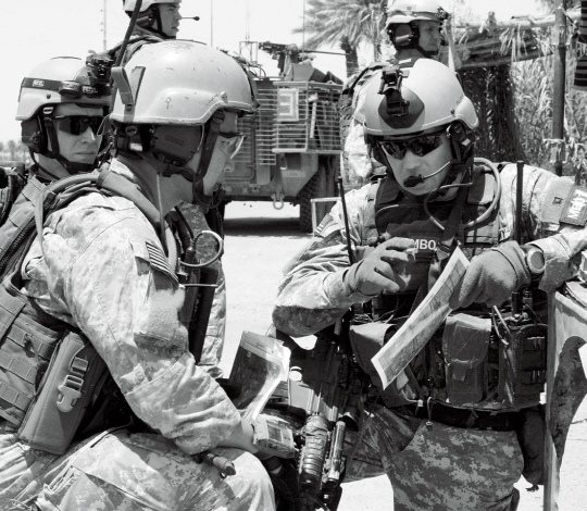 2005년 이라크 라마디에 파병됐을 당시 필리폰의 모습(오른쪽). 스탠리 맥크리스털 장군은 그에 대해 “내 휘하의 전투 CDR(지휘관) 중 제일 적극적이고 결과를 창출하는 인재”라고 평가했다.
