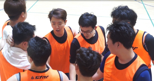 경기 시작 전 “롯데렌탈 화이팅”을 외치는 롯데렌탈 농구동아리 팀원들.