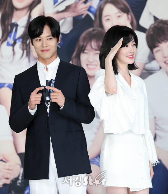 배우 한주완, 한선화가 11일 오후 서울 영등포구 타임스퀘어 아모리스홀에서 열린 KBS2 ‘학교 2017’ 제작발표회에 참석하고 있다.
