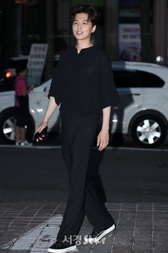 신동욱이 11일 오후 서울 영등포구 여의도동에 위치한 한 음식점에서 열린 MBC 월화드라마 ‘파수꾼’ 종방연에 참석해 포토타임을 갖고 있다.