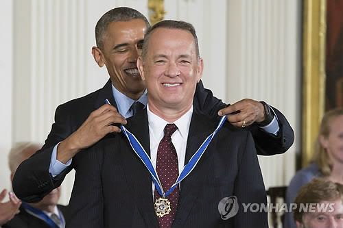 톰 행크스가 지난 2016년에 버락 오바마 전 미 대통령으로부터 ‘자유 메달’을 받고 있다. /연합뉴스