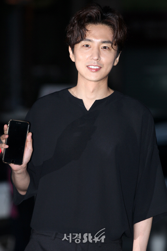 신동욱이 11일 오후 서울 영등포구 여의도동에 위치한 한 음식점에서 열린 MBC 월화드라마 ‘파수꾼’ 종방연에 참석해 포토타임을 갖고 있다.