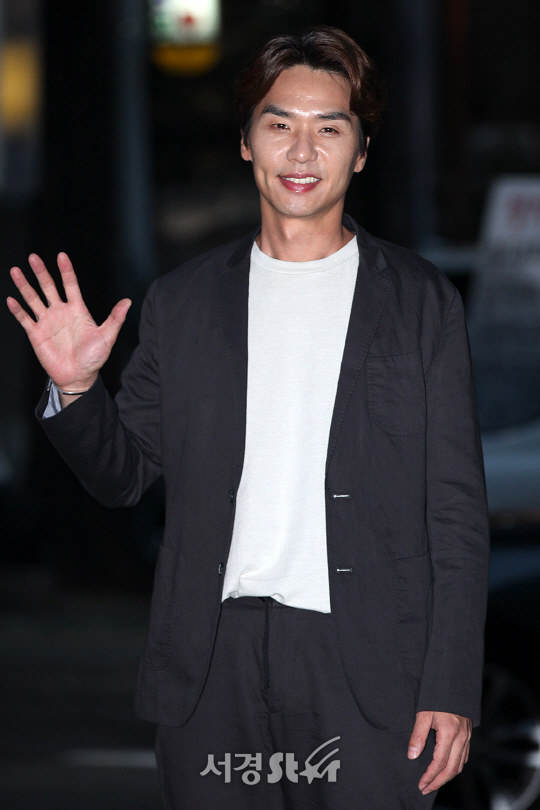 김태훈이 11일 오후 서울 영등포구 여의도동에 위치한 한 음식점에서 열린 MBC 월화드라마 ‘파수꾼’ 종방연에 참석해 포토타임을 갖고 있다.