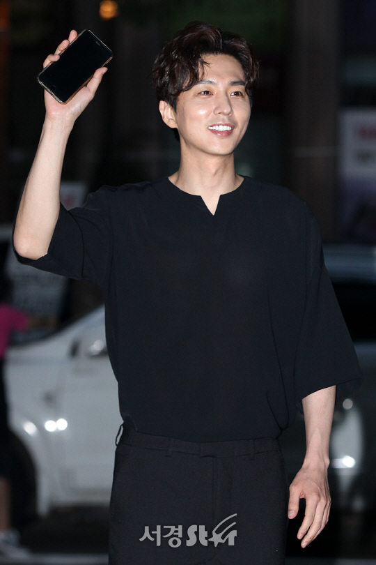 김영광이 11일 오후 서울 영등포구 여의도동에 위치한 한 음식점에서 열린 MBC 월화드라마 ‘파수꾼’ 종방연에 참석해 포토타임을 갖고 있다.