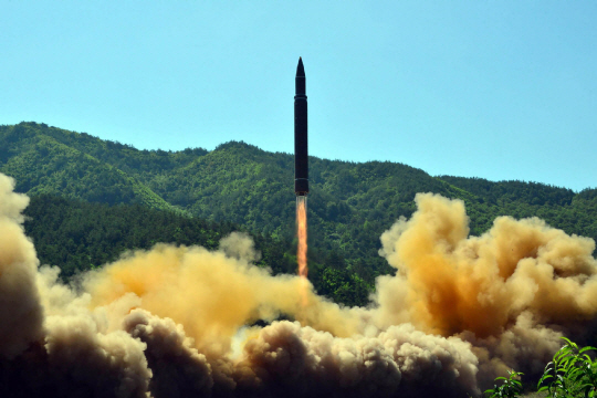 지난 4일 북한이 공개한 대륙간탄도미사일(ICBM) 발사장면/AFP연합뉴스
