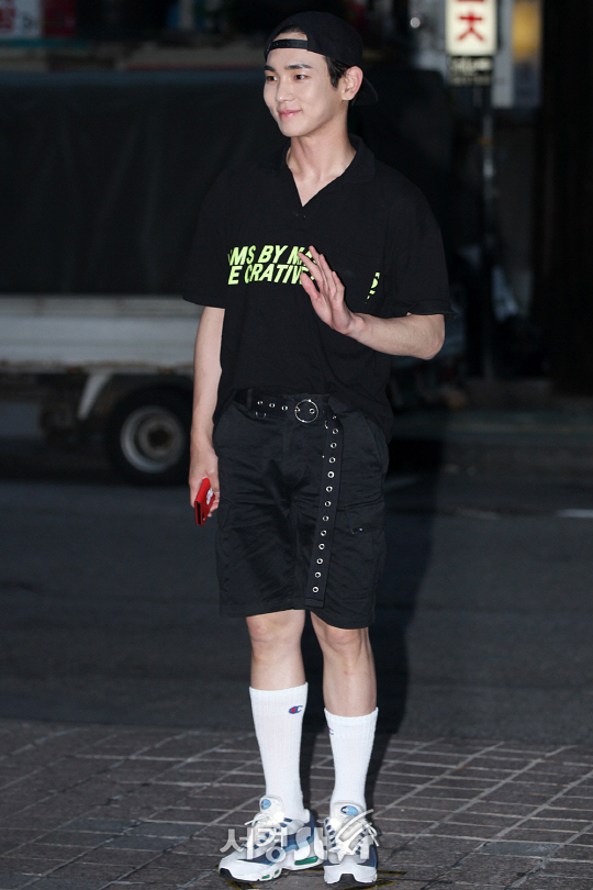 샤이니 키(김기범)가 11일 오후 서울 영등포구 여의도동에 위치한 한 음식점에서 열린 MBC 월화드라마 ‘파수꾼’ 종방연에 참석해 포토타임을 갖고 있다.