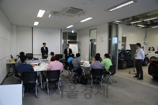 BMW 코리아가 외부 수리업체를 대상으로 11일 영종도 BMW 트레이닝 아카데미에서 진행한 ‘뉴 5시리즈’ 기술 세미나 모습/사진제공=BMW 코리아