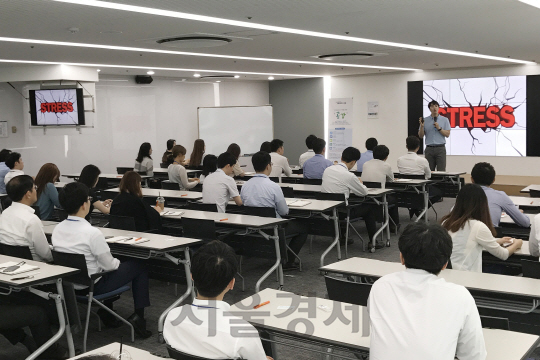 현대글로비스 임직원들이 심리 상담실 ‘공감’ 운영 시작을 맞아 상담 서비스를 소개하고 이용방법을 안내하기 위해 마련한 ‘스마일데이’ 행사에서 정신건강 전문 강사로 부터 11일 스트레스 관리법 특강을 듣고 있다./사진제공=현대글로비스