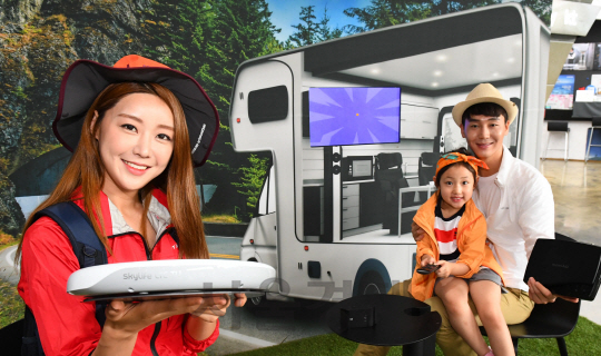 12일 오전 서울 광화문 올레KT 스퀘어에서 모델들이 '스카이라이프 LTE TV'를 선보이고 있다. 스카이라이프 LTE TV는 위성으로 실시간 방송을 제공하다 폭우가 내리거나 터널에 진입하는 등 위성신호가 약해질 때 LTE를 통해 실시간 채널의 방송신호를 제공해준다./송은석기자songthomas@sedaily.com