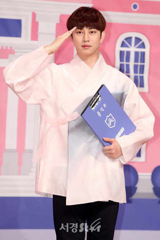 김희철이 12일 오후 서울 영등포구 여의도동 63컨벤션센터에서 열린 Mnet ‘아이돌학교’ 제작발표회에 참석해 포토타임을 갖고 있다.