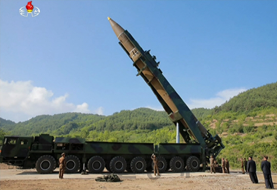 북한이 지난 4일 발사한 대륙간탄도미사일(ICBM)급 미사일 ‘화성-14형’의 모습./연합뉴스