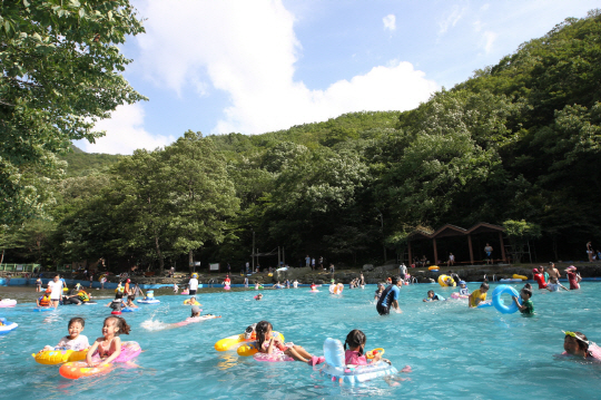 충남 보령시 성주산자연휴양림에 조성돼 운영중인 화장골 물놀이장. 사진제공=충남도