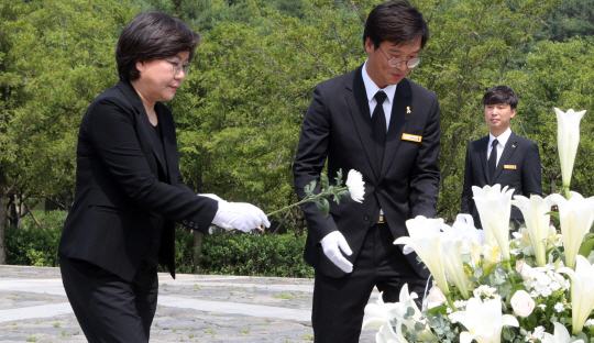 바른정당 이혜훈 대표가 12일 경남 김해 봉하마을에 있는 노무현 전 대통령 묘역을 방문했다./연합뉴스