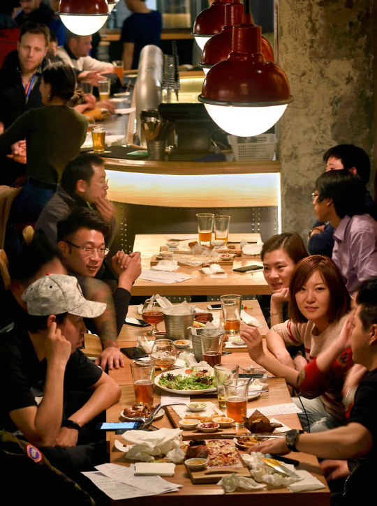 ‘수제맥주 애호가들’ : 슬로 보트의 베이징 펍에서 저녁을 즐기는 손님들. AB인베브와 경쟁업체들은 수익성 높은 자사 수제맥주가 중국의 젊은 부유층에게 어필하길 기대하고 있다.