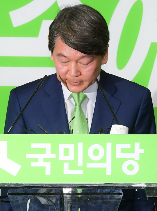 안철수 전 국민의당 대표가 12일 오후 서울 여의도 국민의당 당사에서 ‘문준용 의혹 제보 조작’ 사건에 대해 고개를 숙이며 사과하고 있다.  /권욱기자