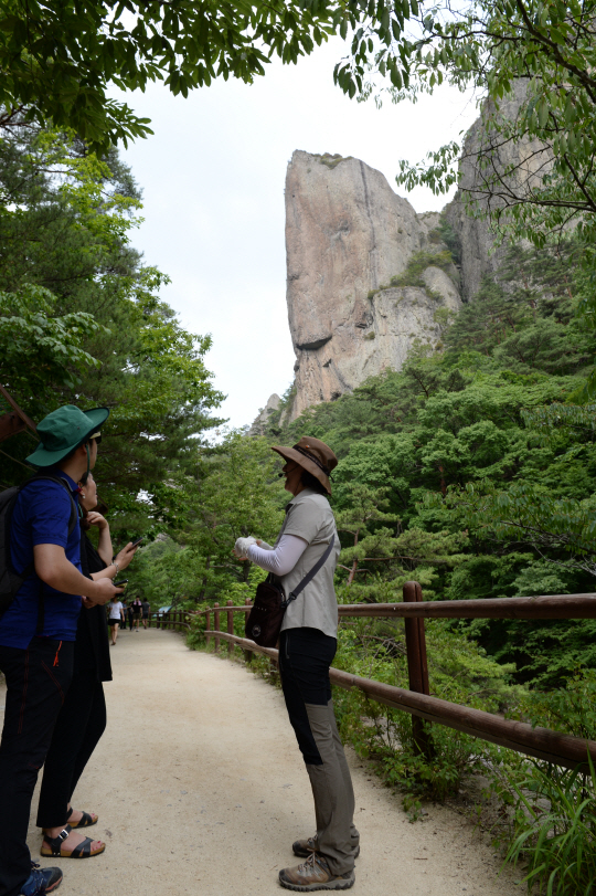 [휴] 30억년 세월 간직한 은둔의 巖山...어서 오라, 손짓하네