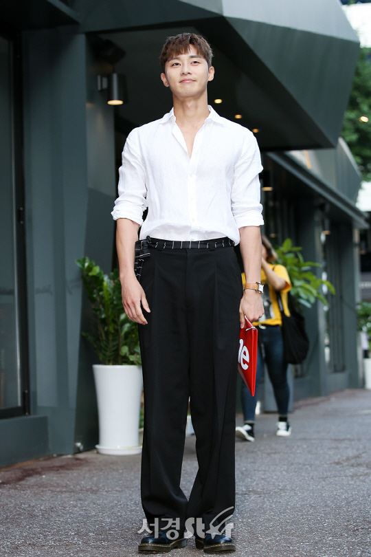 배우 박서준이 12일 오후 서울 영등포구에 위치한 한 음식점에서 열린 KBS2 월화드라마 ‘쌈, 마이웨이’ 종방연에 참석해 포즈를 취하고 있다.