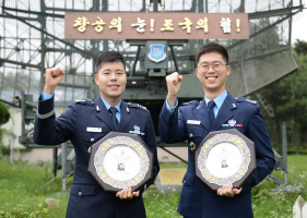 지상·공중통제 최우수 ‘골든아이’ 이원화(왼쪽)·이태균 대위