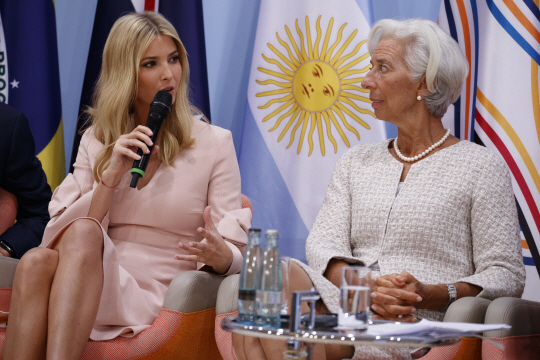 이방카 트럼프(왼쪽)와 대화하는 크리스틴 라가르드 IMF 총재/AP연합뉴스