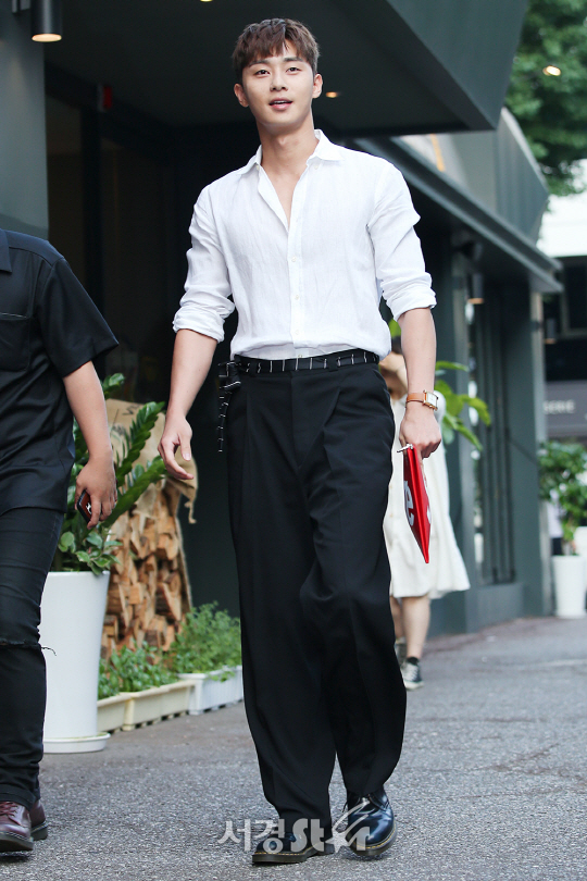 배우 박서준이 12일 오후 서울 영등포구에 위치한 한 음식점에서 열린 KBS2 월화드라마 ‘쌈, 마이웨이’ 종방연에 참석해 포즈를 취하고 있다.