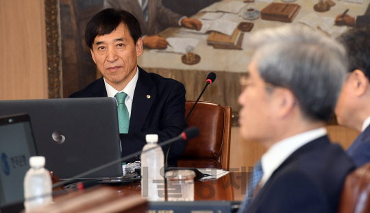 한국은행이 태평로의 한 빌딩으로 임시 이전후 처음으로 열린 금융통화위원회에 참석한 이주열 한국은행총재가 회의준비를 하고 있다./이호재기자.